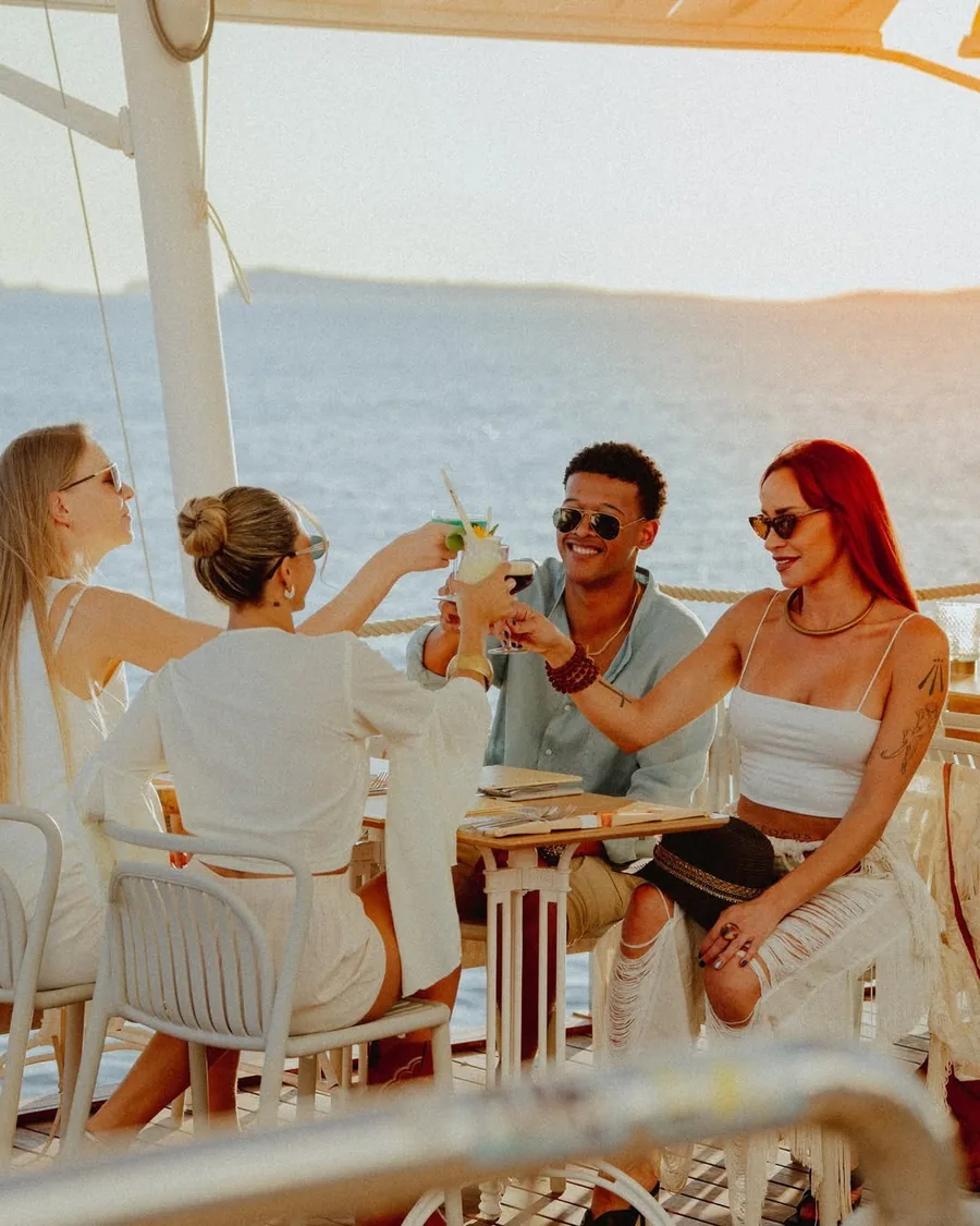 Brindis al atardecer en Space Eat & Dance